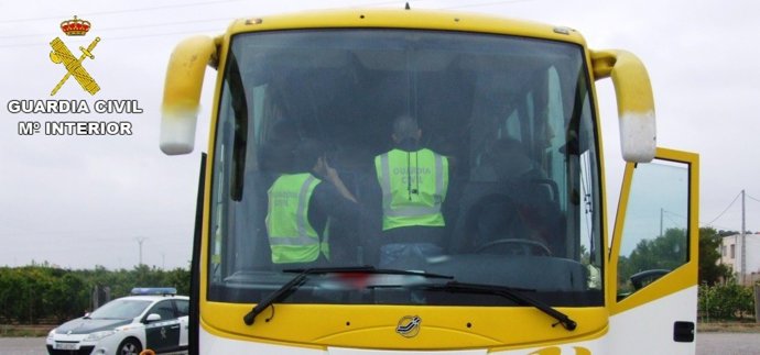 Intervenidas más de 2.100 cajetillas de tabaco ocultas en un autobús 