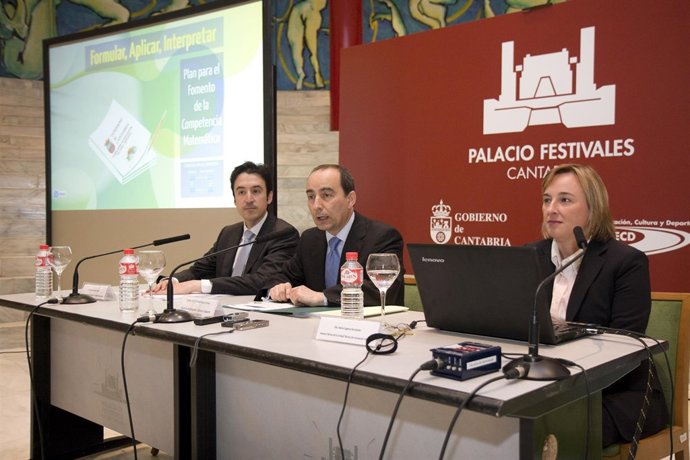 El consejero en la presentación del plan