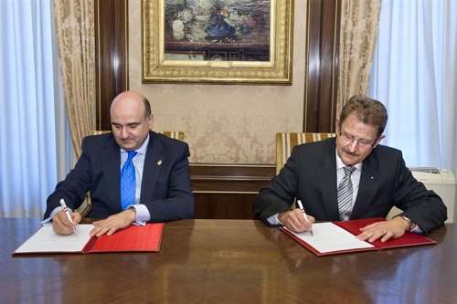 Morrás y Danau firmando el convenio de colaboración
