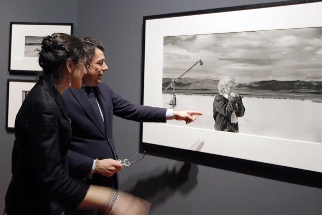 González visita la exposición de Magnum Photos