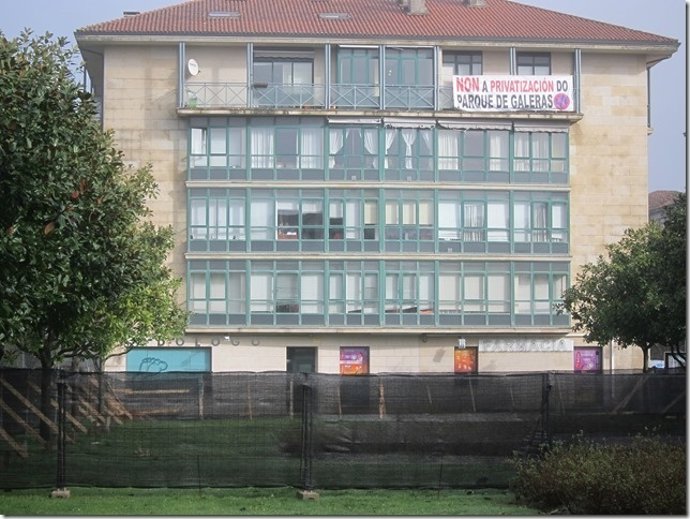 Vallado de Galeras y cartel en contra de la obra 