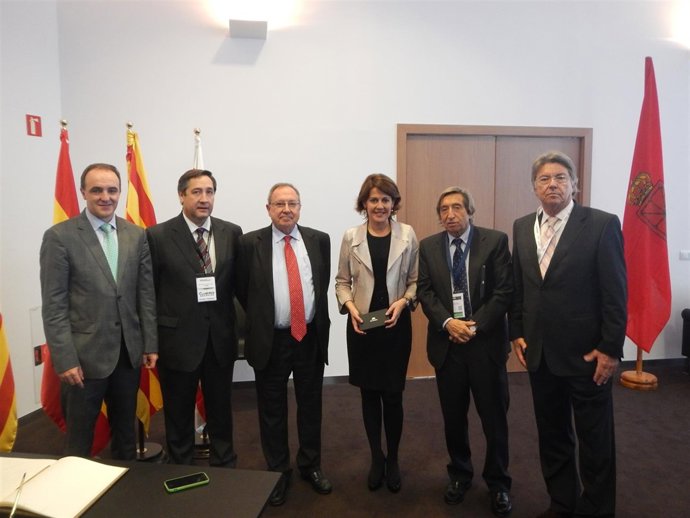 La presidenta de Navarra, Yolanda Barcina, firma de honor en Alimentaria