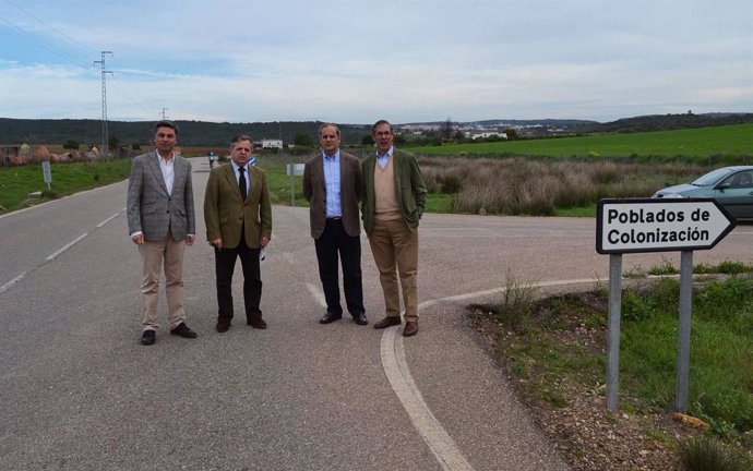 Lorite y Fuentes con los técnicos en una de las carreteras de Hornachuelos