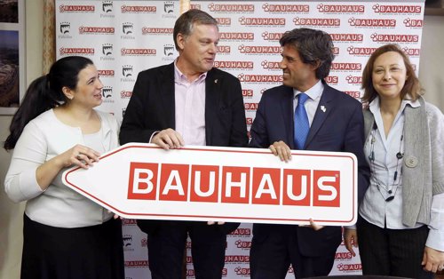 Presentacion y visita de las obras del  nuevo centro de BAUHAUS en Paterna