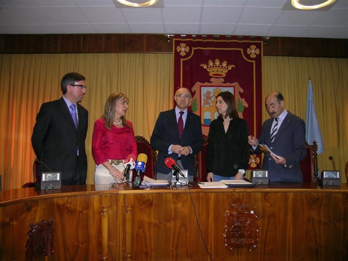 Acto de firma del convenio para incorporar a Aranda al programa Viogen. 