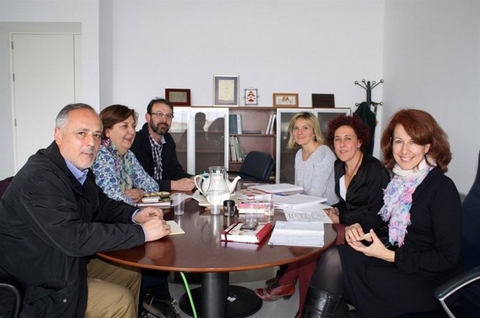 El Grupo de IU con la comisionada para el Polígono Sur