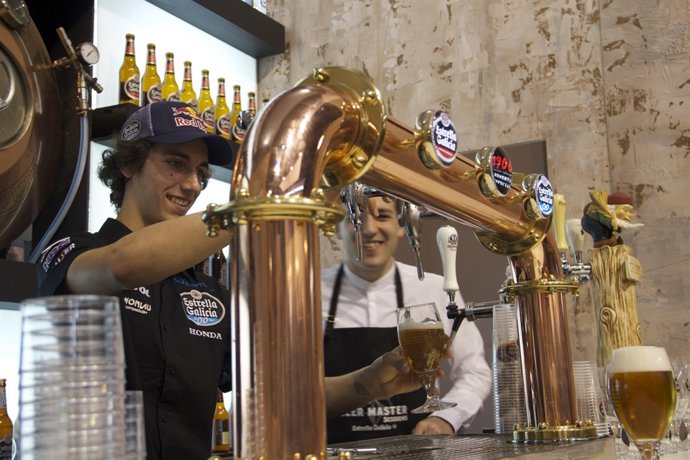 Álex Rins tirando cañas en el stand de Estrella Galicia