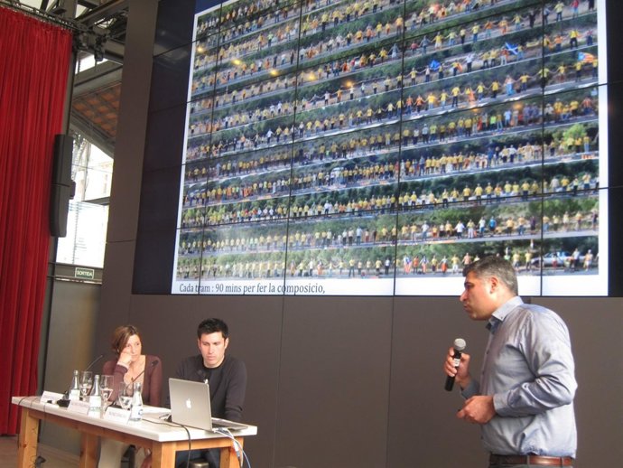 Carme Forcadell (ANC) Galdric Peñarroja y Nuno Gracias ('Gigafoto')