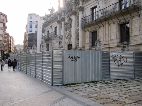 Fachada del Edificio Histórico de la UVA, vallado desde hace diez meses.