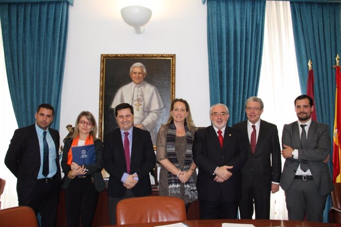 Mendoza y Holgado, junto a miembros de la UCAM y de la Fed