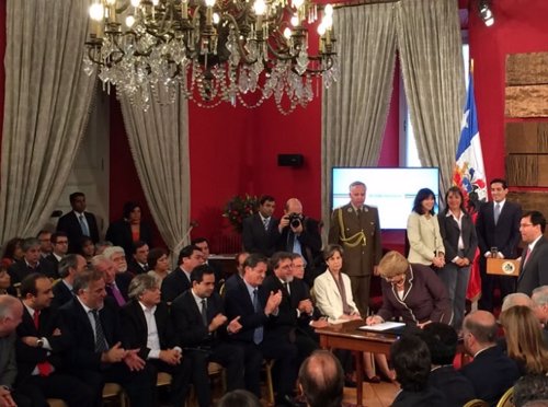 Bachelet firma reforma tributaria de Chile