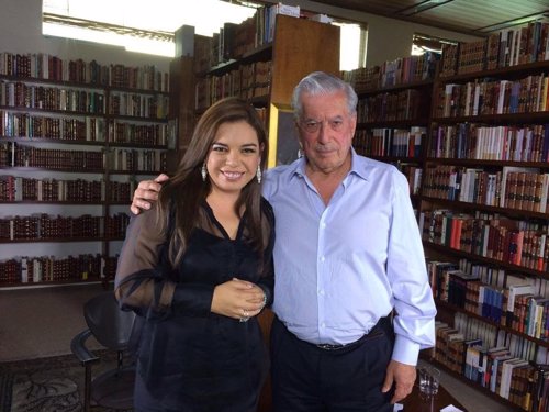 La periodista Milagros Leiva entrevistó a Vargas Llosa en Perú