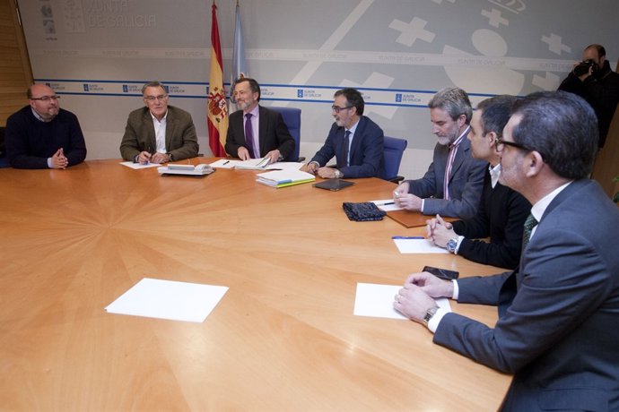 Agustín Hernández reúnese con alcaldes críticos á subida de Sogama