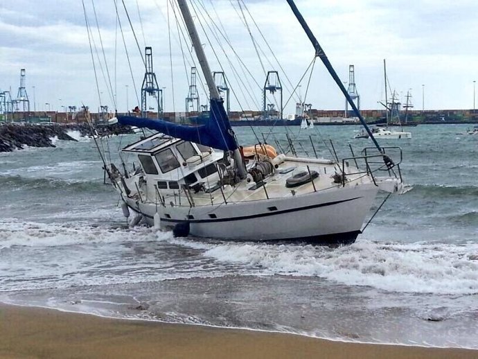 Velero encallado en la playa de las Alcaravaneras