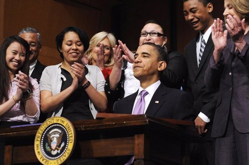 Obama firma ley reforma sanitaria 