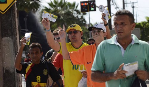 Aficionados brasileños comprando entradas para la Confederaciones