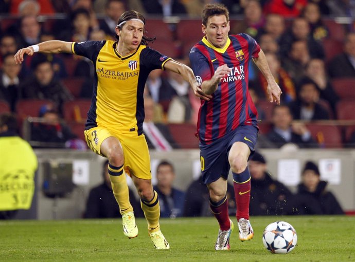 Filipe Luis y Messi pelean por un balón