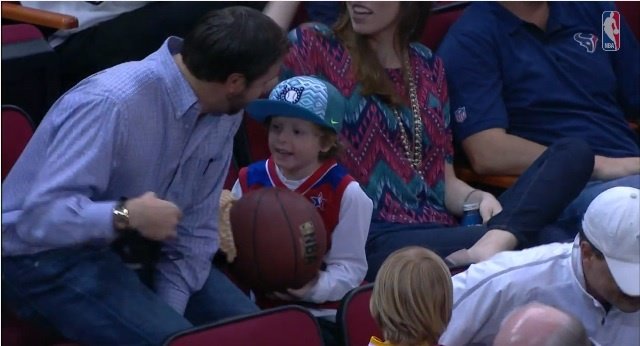 Afortunado niño recibe una pelota firmada 