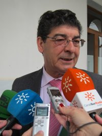 Valderas critica que Moreno demande una "cumbre municipal elitista" y se "olvide" de las ciudades medias y pequeñas