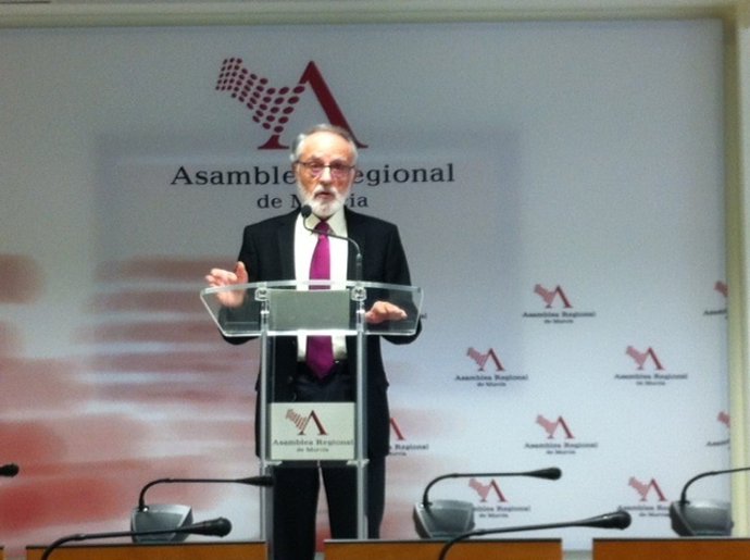 El presidente de la Asamblea Regiona  comparece en rueda de prensa 