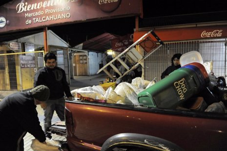 Chilenos abandonana sus hogares ante el aviso de posible tsunami. Chile