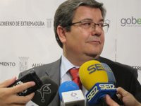 El Gobierno extremeño destaca que el cambio de tendencia se traduce "poco a poco" a las cifras de desempleados