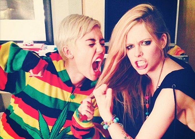 Guerra de cantantes: miley cyrus y avril lavigne se pelean