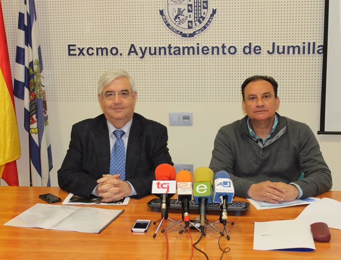 El alcalde de Jumilla, Enrique Jiménez, y gerente empresa Aguas de Jumilla