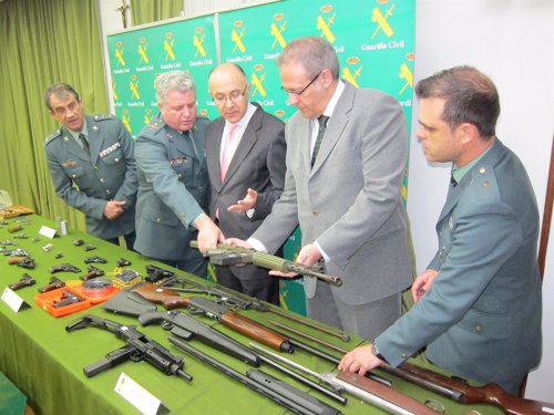 Ruiz Medrano y Martínez Bermejo supervisan las armas incautadas