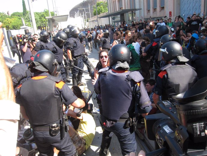 Mossos Detienen Manifestantes En Las Cercanías Del Parlament