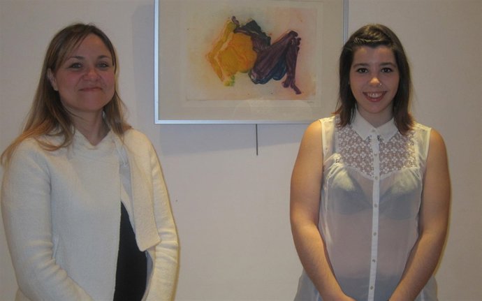 La artista Bárbara Álvarez Fernández junto a la concejal Gozo Merino