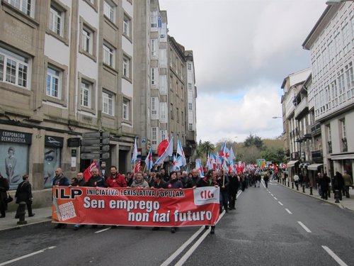 Cabecera de la manifestación de la CIG con el lema 'sen emprego non hai futuro'