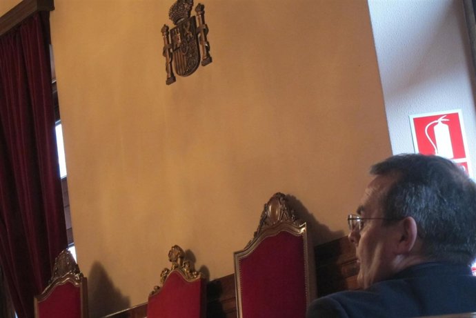 Angel González, en el banquillo