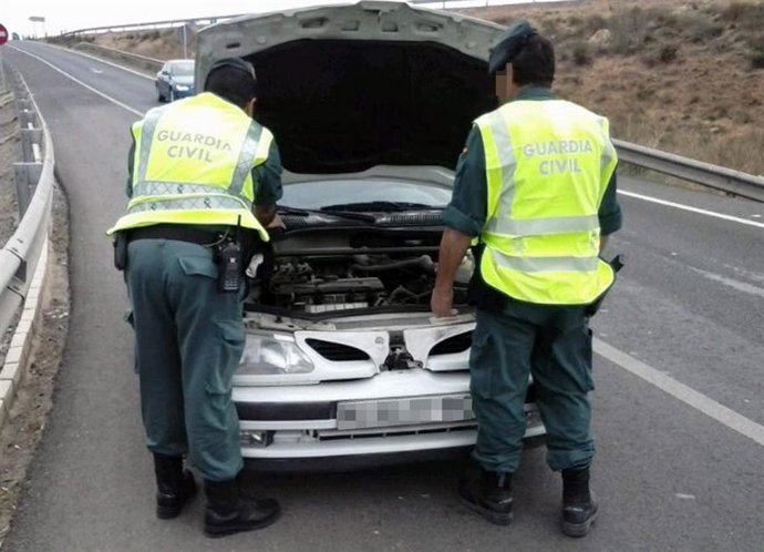 Detenidos por transportar hachís en dobles fondos en un turismo