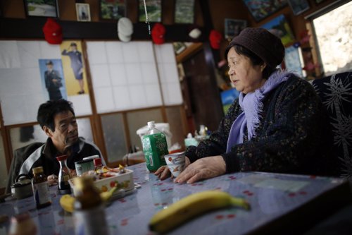 Una pareja vuelve a su casa en Fukushima