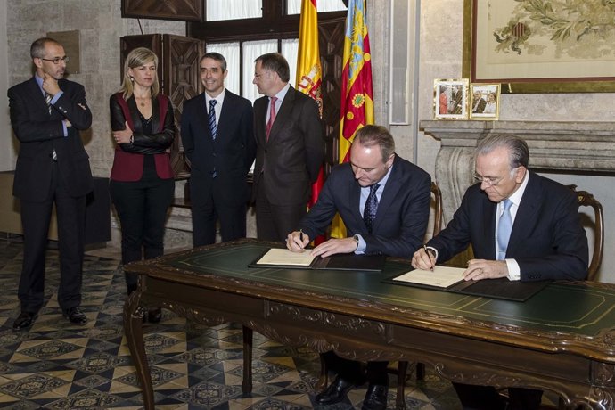 Firma del convenio entre Fabra y Fainé