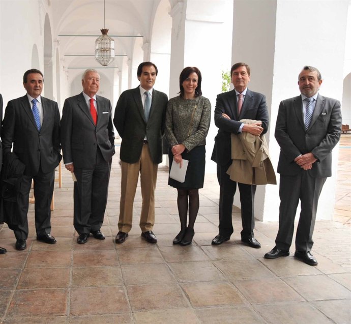 Nieto y Ceballos (centro) con algunos de los participantes