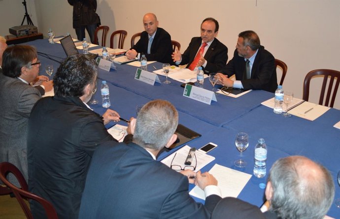 El consejero con empresarios turísticos de málaga decreto construcción sostenibl