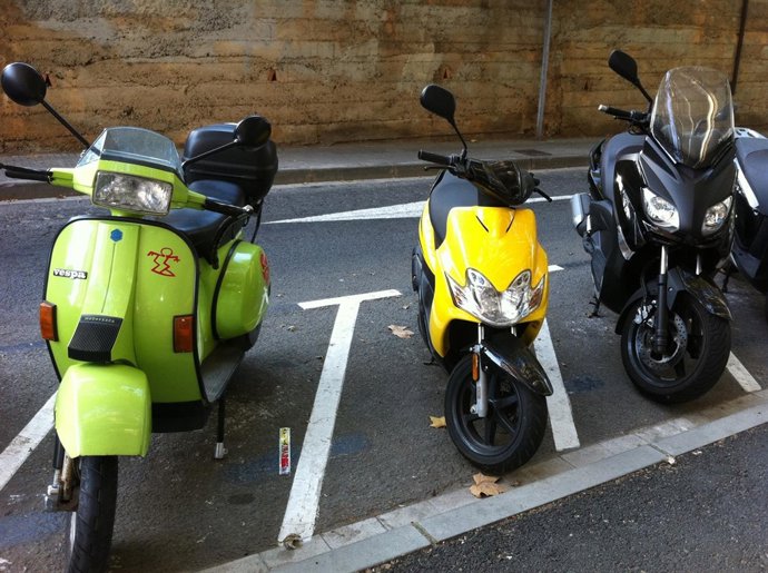 Aparcamiento De Motocicletas Y Ciclomotores En Sant Cugat Del Vallès (Barcelona)