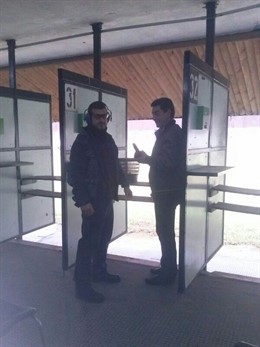 Un alumno del Plan Urban Alcalá en las prácticas de tiro.