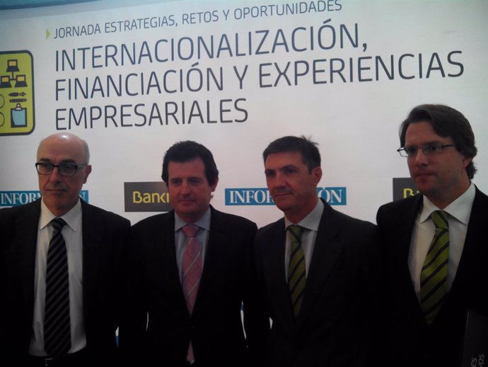 José Ciscar, segundo por la izquierda, tras participar en la jornada de Bankia 