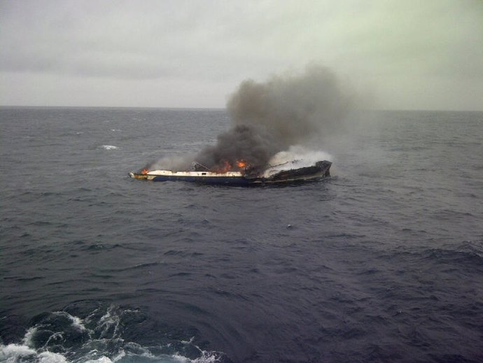 El pesquero 'L'Escandall' arde frente al Puerto de Barcelona