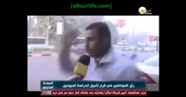Egipcio se sube a un autobús en marcha en una entrevista