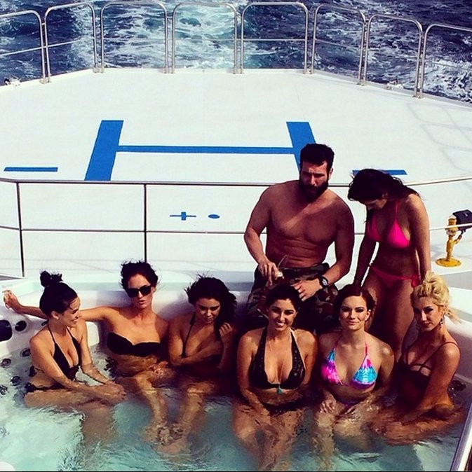 Dan bilzerian armas fiesta mujeres multimillonario helicoteero