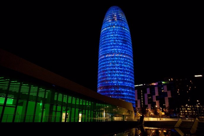 La Torre Agbar se ilumina de azul por el Día Mundial del Autismo