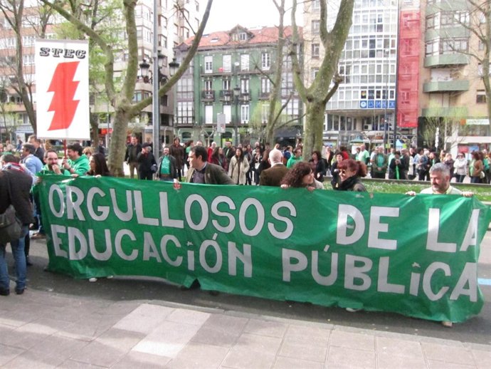 Concentración frente a la sede de la Consejería de Educación