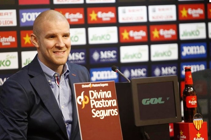 Senderos, presentado como jugador del Valencia