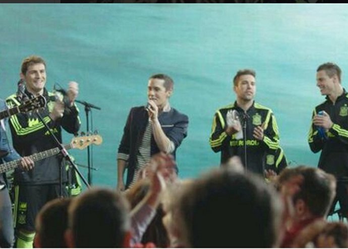 Los jugadores de la selección cantan junto a Maldita Nerea la canción de La Roja