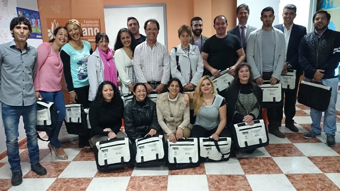 Responsables de CajaSur, Secretariado Gitano y Eulén con los alumnos