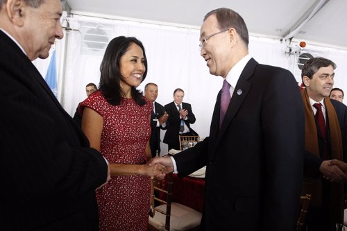La primera dama de Perú, Nadine Heredia, y el jefe de la ONU, Ban Ki Moon